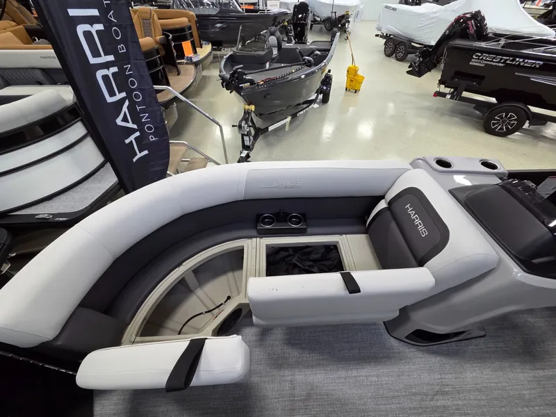 Slide: The Image of Harris Cruiser 210 2026 - 9