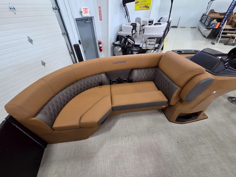 Slide: The Image of Harris Cruiser 210 2026 - 24