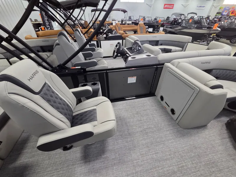 Slide: The Image of Harris Cruiser 210 2026 - 11