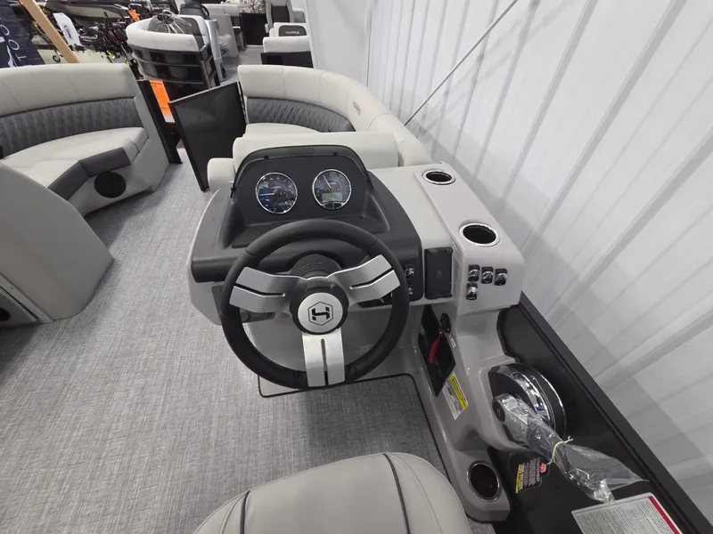 Slide: The Image of Harris Cruiser 210 2026 - 14