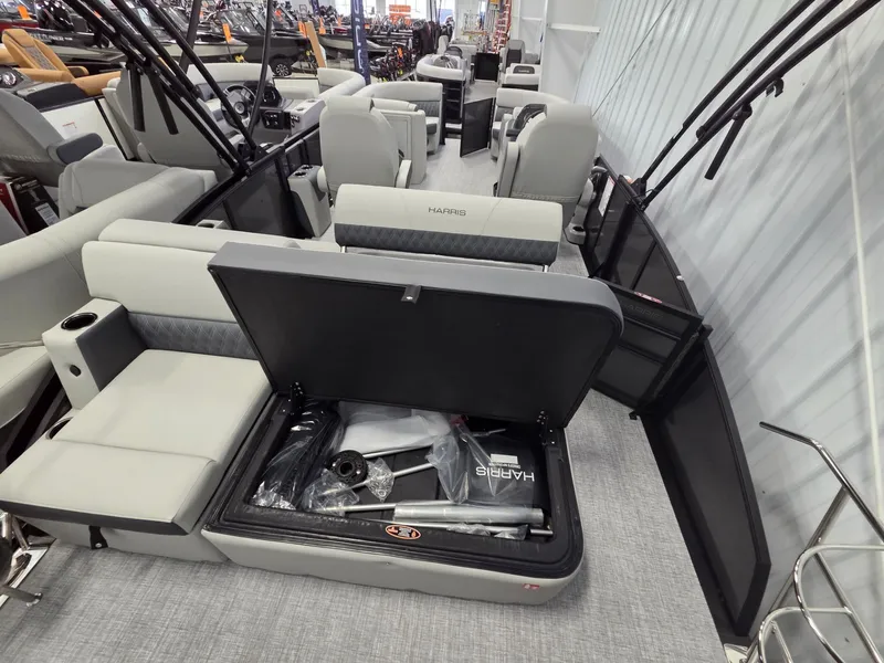 Slide: The Image of Harris Cruiser 210 2026 - 21