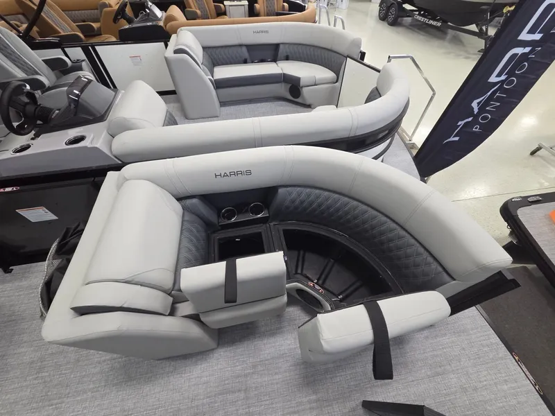 Slide: The Image of Harris Cruiser 210 2026 - 7