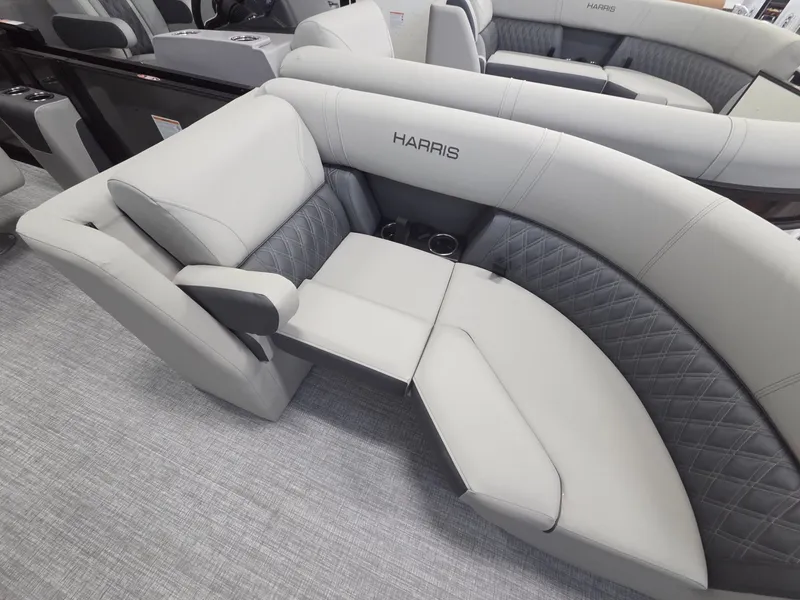 Slide: The Image of Harris Cruiser 210 2026 - 8