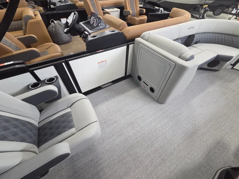 Slide: The Image of Harris Cruiser 230 2026 - 11