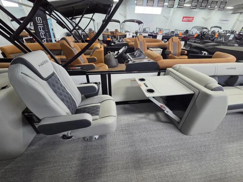 Slide: The Image of Harris Cruiser 230 2026 - 12