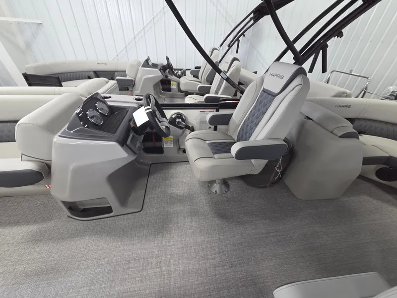 Slide: The Image of Harris Cruiser 230 2026 - 13