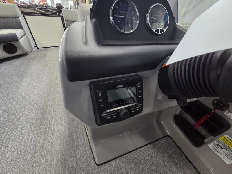 Slide: The Image of Harris Cruiser 230 2026 - 15