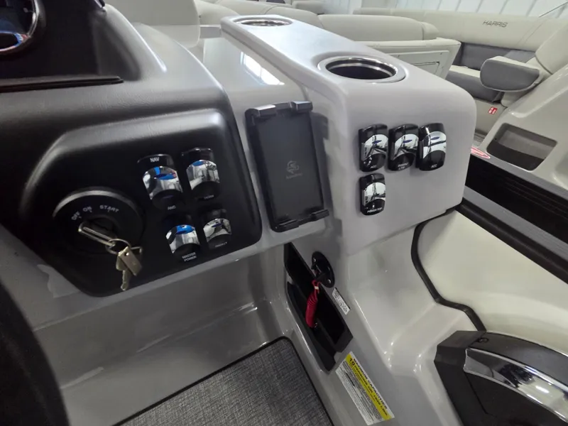 Slide: The Image of Harris Cruiser 230 2026 - 16