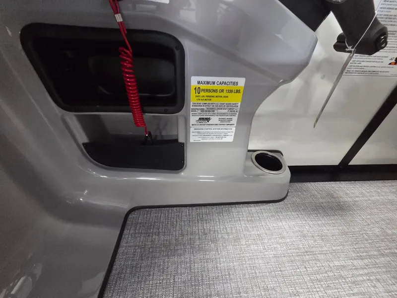 Slide: The Image of Harris Cruiser 230 2026 - 17