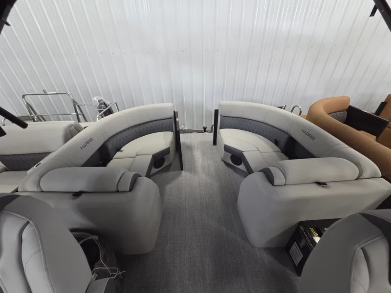 Slide: The Image of Harris Cruiser 230 2026 - 18