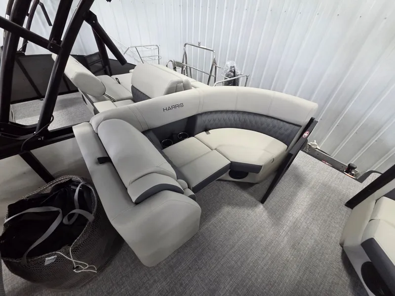 Slide: The Image of Harris Cruiser 230 2026 - 19