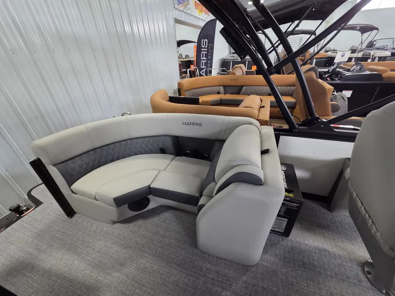 Slide: The Image of Harris Cruiser 230 2026 - 20