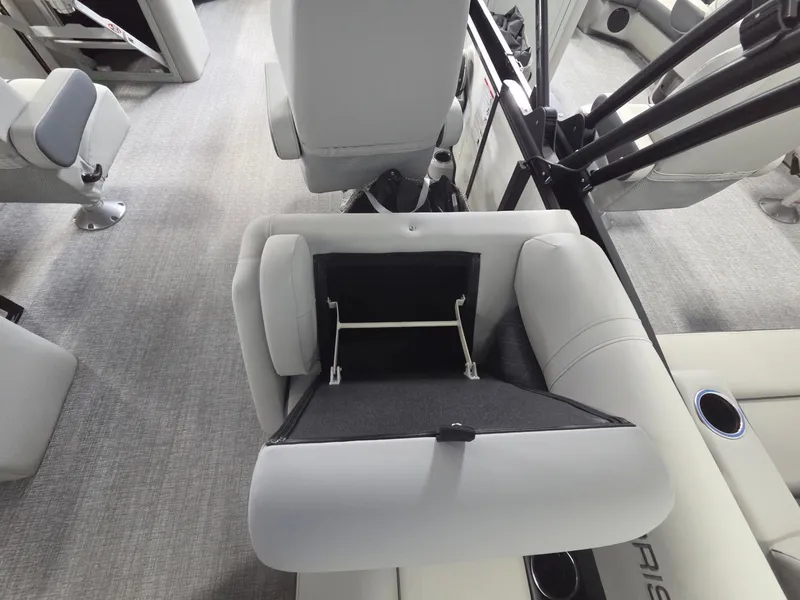 Slide: The Image of Harris Cruiser 230 2026 - 21