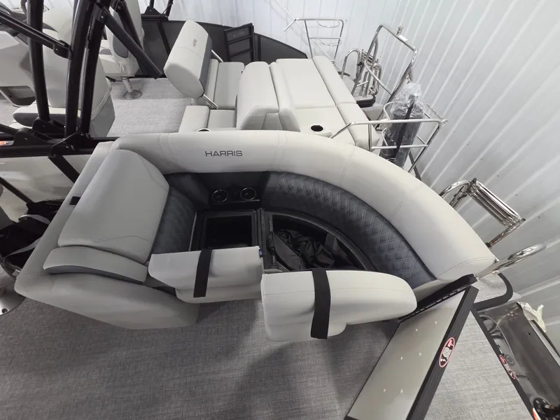 Slide: The Image of Harris Cruiser 230 2026 - 22