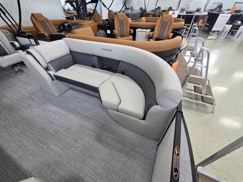 Slide: The Image of Harris Cruiser 230 2026 - 4