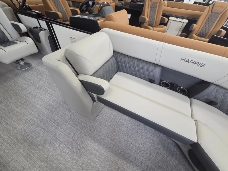 Slide: The Image of Harris Cruiser 230 2026 - 7