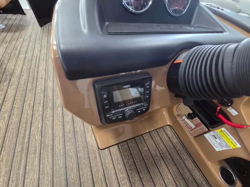 Slide: The Image of Harris Cruiser 230 2026 - 11