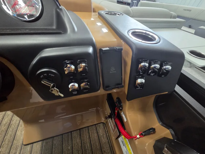 Slide: The Image of Harris Cruiser 230 2026 - 12