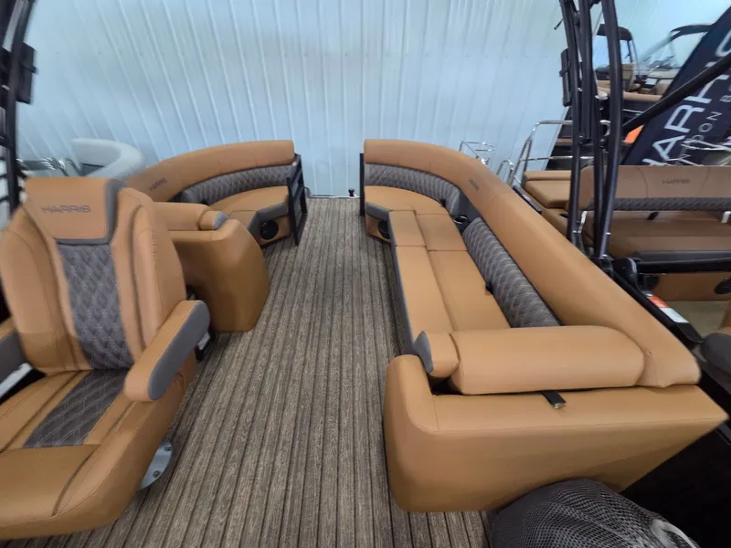 Slide: The Image of Harris Cruiser 230 2026 - 15