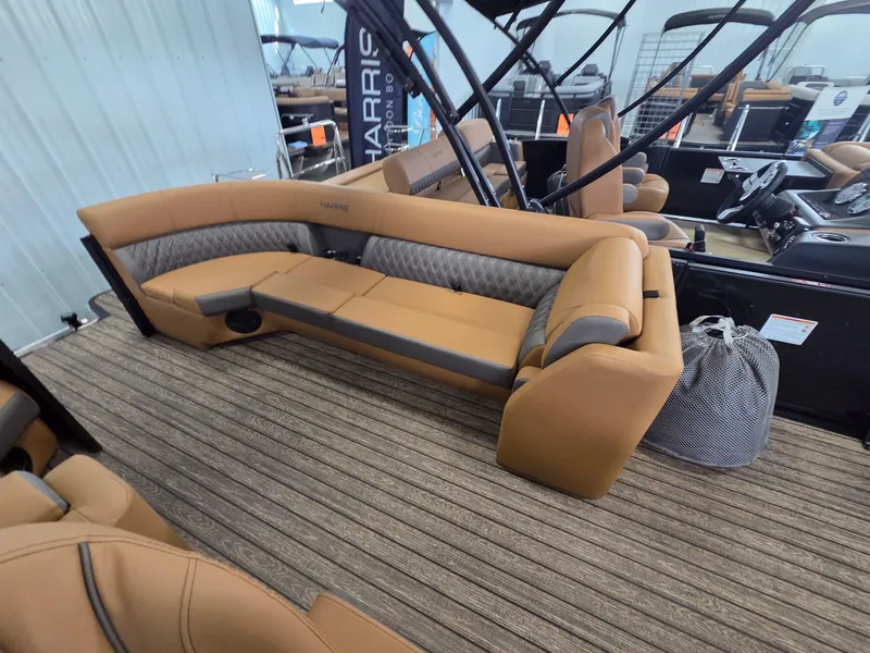 Slide: The Image of Harris Cruiser 230 2026 - 16