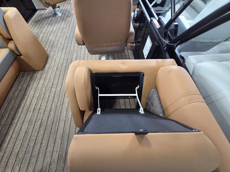 Slide: The Image of Harris Cruiser 230 2026 - 18