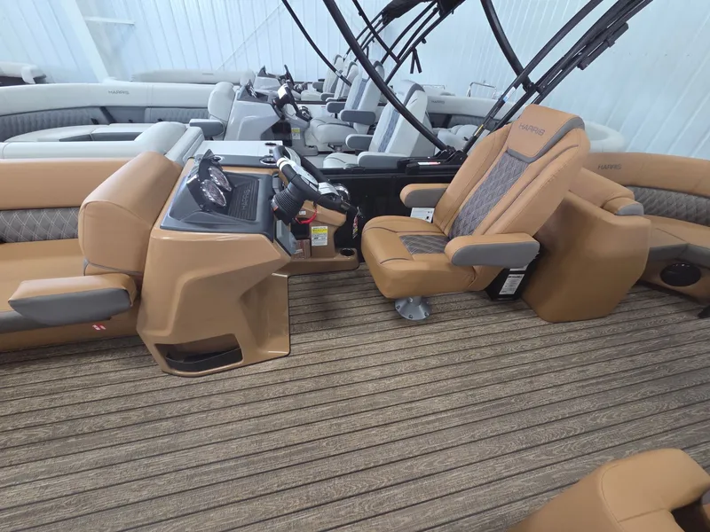 Slide: The Image of Harris Cruiser 230 2026 - 9