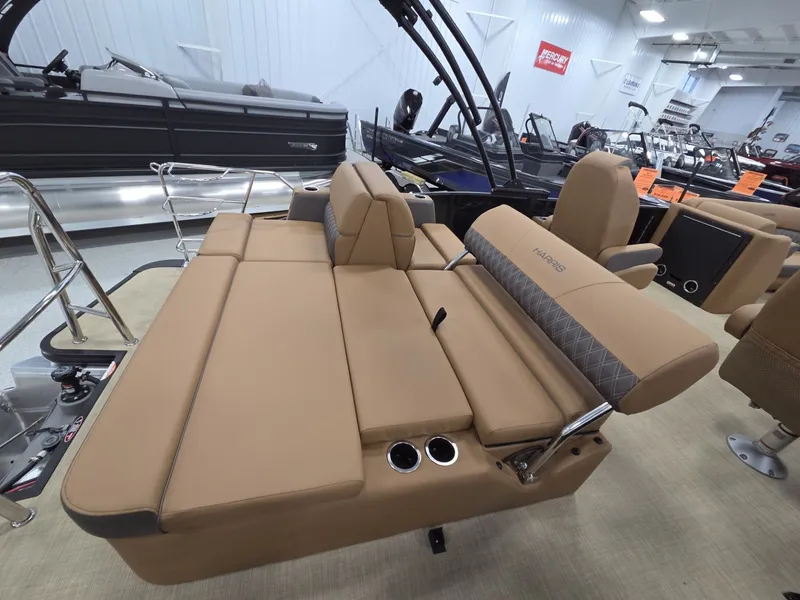 Slide: The Image of Harris Cruiser 230 2026 - 10