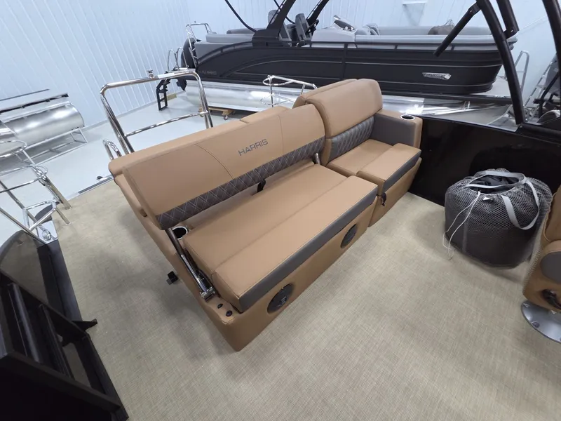 Slide: The Image of Harris Cruiser 230 2026 - 11