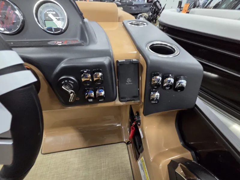 Slide: The Image of Harris Cruiser 230 2026 - 16