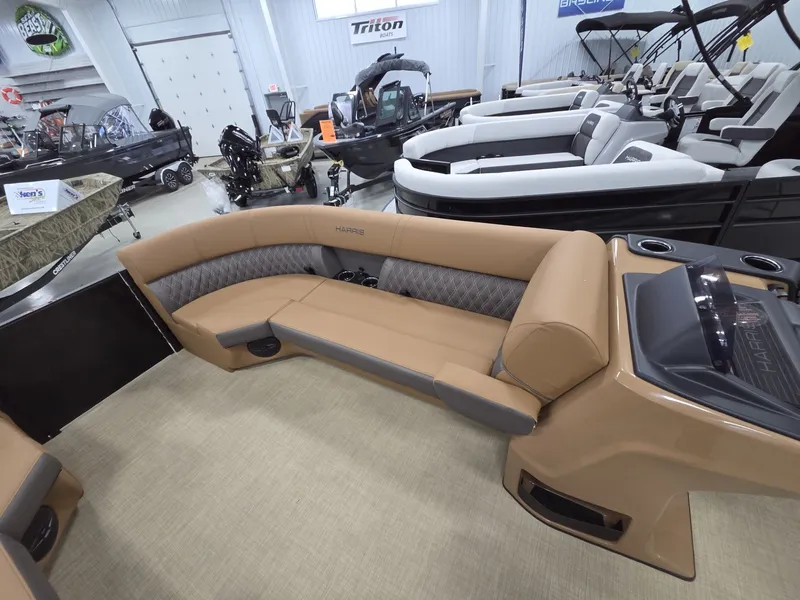 Slide: The Image of Harris Cruiser 230 2026 - 18