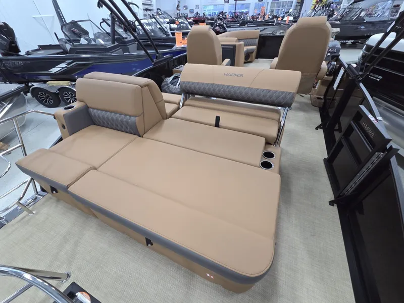 Slide: The Image of Harris Cruiser 230 2026 - 9