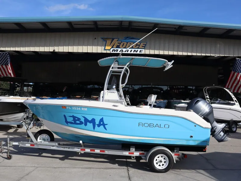 The Image of Robalo R180 Center Console 2017 - 1