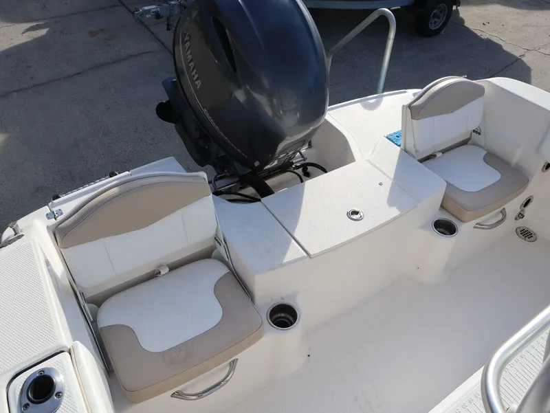 Slide: The Image of Robalo R180 Center Console 2017 - 15