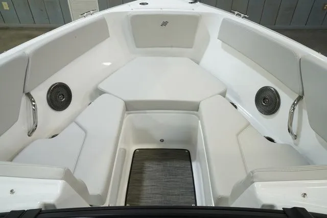 Slide: The Image of Four Winns H2 Freedom 2026 - 10