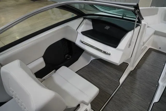 Slide: The Image of Four Winns H2 Freedom 2026 - 14