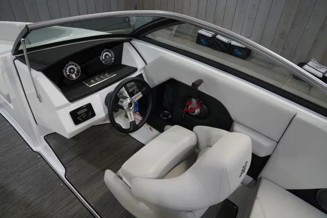 Slide: The Image of Four Winns H2 Freedom 2026 - 15