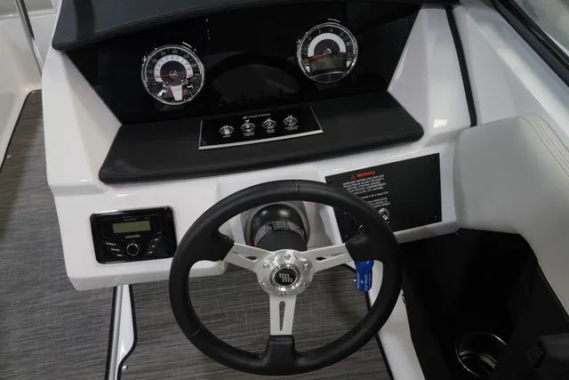 Slide: The Image of Four Winns H2 Freedom 2026 - 17