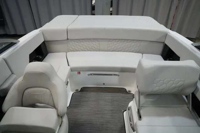 Slide: The Image of Four Winns H2 Freedom 2026 - 18