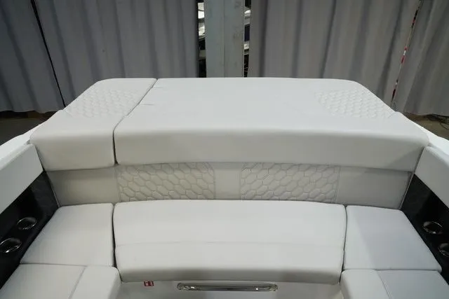 Slide: The Image of Four Winns H2 Freedom 2026 - 19