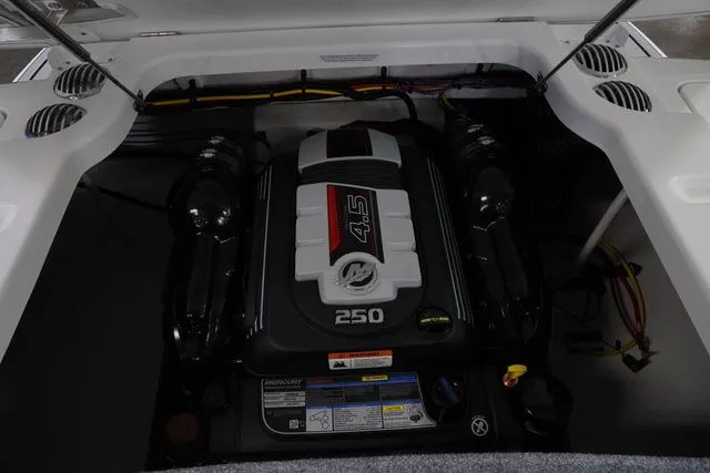 Slide: The Image of Four Winns H2 Freedom 2026 - 20