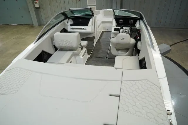 Slide: The Image of Four Winns H2 Freedom 2026 - 21