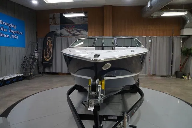 Slide: The Image of Four Winns H2 Freedom 2026 - 3