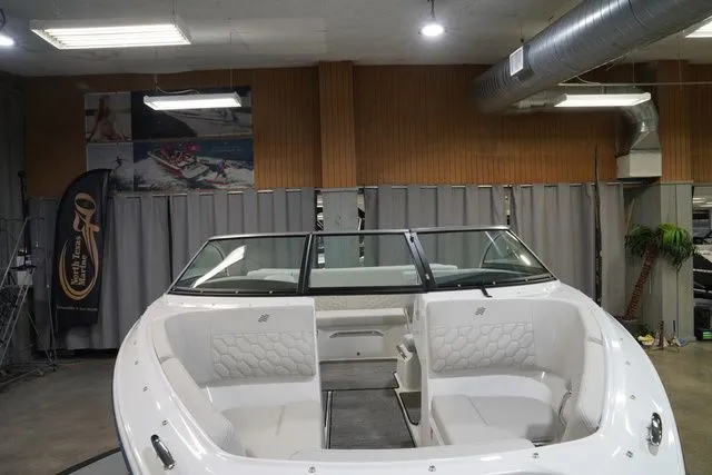 Slide: The Image of Four Winns H2 Freedom 2026 - 4