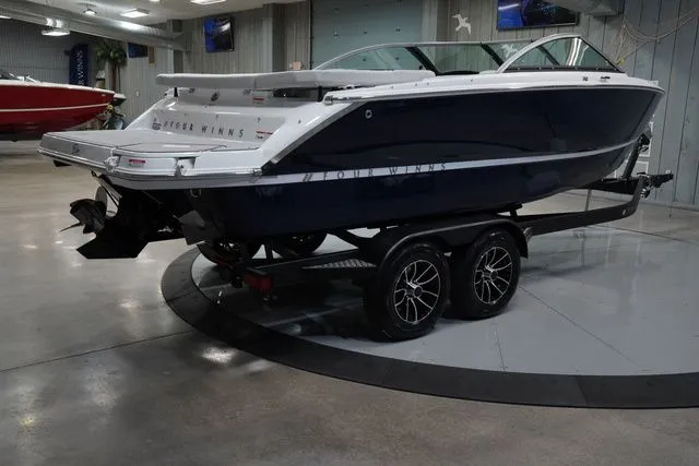 Slide: The Image of Four Winns H2 Freedom 2026 - 7