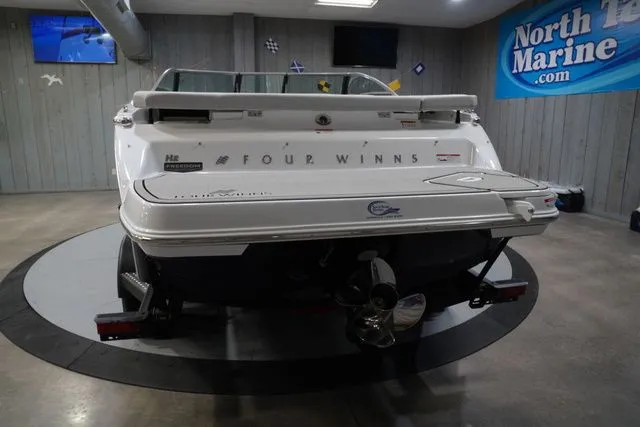 Slide: The Image of Four Winns H2 Freedom 2026 - 8