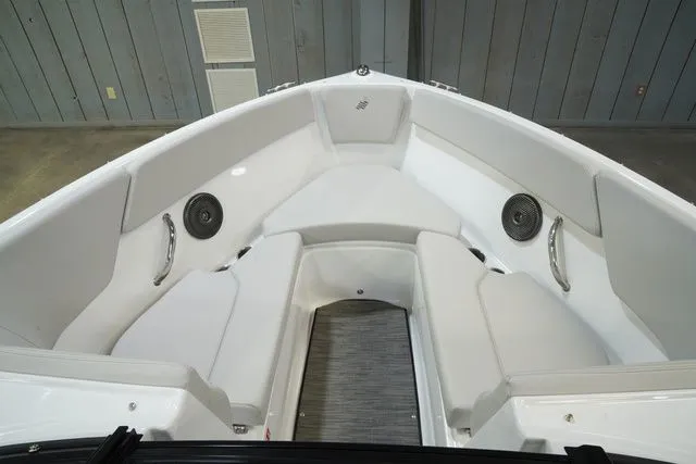 Slide: The Image of Four Winns H1 Freedom 2026 - 10