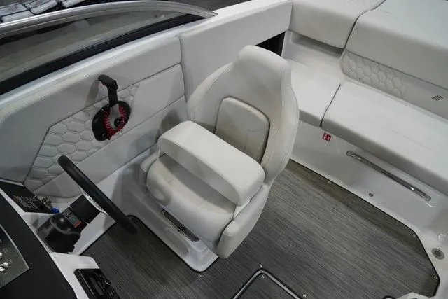 Slide: The Image of Four Winns H1 Freedom 2026 - 13