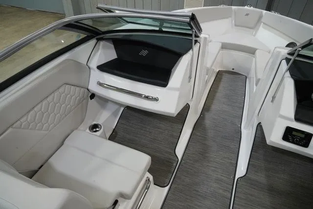 Slide: The Image of Four Winns H1 Freedom 2026 - 14