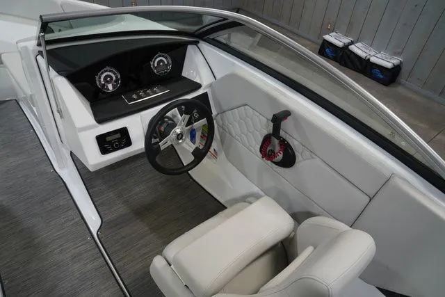 Slide: The Image of Four Winns H1 Freedom 2026 - 15