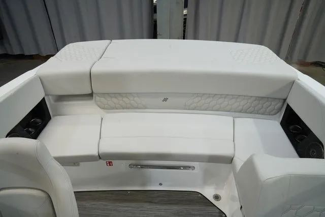 Slide: The Image of Four Winns H1 Freedom 2026 - 17